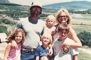 Welcher Hollywood-Clan verbirgt sich hinter diesem Throwback-Foto?