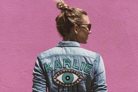 Jetzt wird's persönlich: Wie Karlie Kloss trägt man seinen Namen jetzt auf der Kleidung Jetzt wird's persönlich: Wie Karlie Kloss trägt man seinen Namen jetzt auf der Kleidung