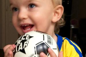 Prinz Nicolas drückt den schwedischen Fußball-Mädels die Daumen