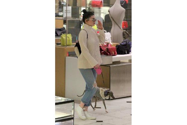 ...in Begleitung eines geliebten Vierbeiners ist auch Kylie Jenner. Die jüngste der Kardashian-Jenner-Schwestern nimmt ihren...