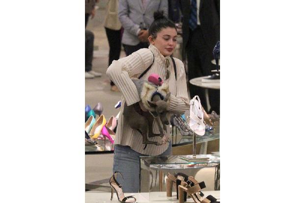 ...die 18-Jährige ihre liebe Mühe, sowohl Bambi als auch ein Paar Stilettos gleichzeitig in die Hände zu nehmen. Später bei...
