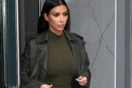 Kurven-Queen Kim Kardashian macht's richtig: Sie betont ihre Rundungen mit einem enganliegenden Kleid Kurven-Queen Kim Kardashian macht's richtig: Sie betont ihre Rundungen mit einem enganliegenden Kleid