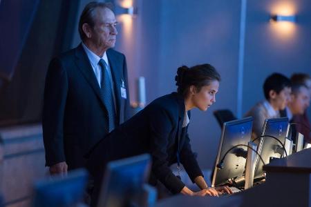 Was führen CIA-Direktor Robert Dewey (Tommy Lee Jones) und seine Mitarbeiterin Heather Lee (Alicia Vikander) im Schilde?