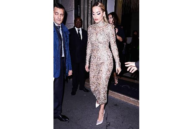 ...Modetipps von Rita Ora geben sollte? Das mit der Unterwäsche ist anscheinend ein schwieriges Thema bei der Sängerin.