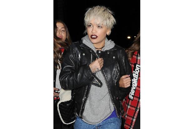 Na huch! Da war offenbar jemand beim Friseur! Als Rita Ora am Mittwochabend eine Pizzeria in London verließ, präsentierte si...