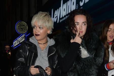 ...Schwester Elena, sondern auch ihre eigene neue Frisur! Scheinbar brauchte die Haarpracht der Sängerin mal eine Pause von ...