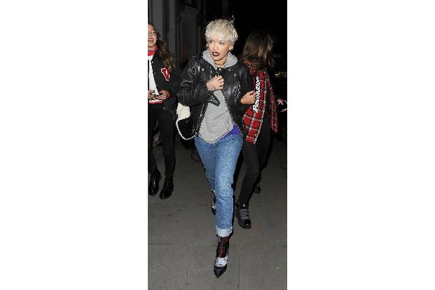 ...feschen, blondierten Pixie-Cut durch die Straßen zieht - kombiniert mit einer lässigen Boyfriend-Jeans, grauem Hoodie und...