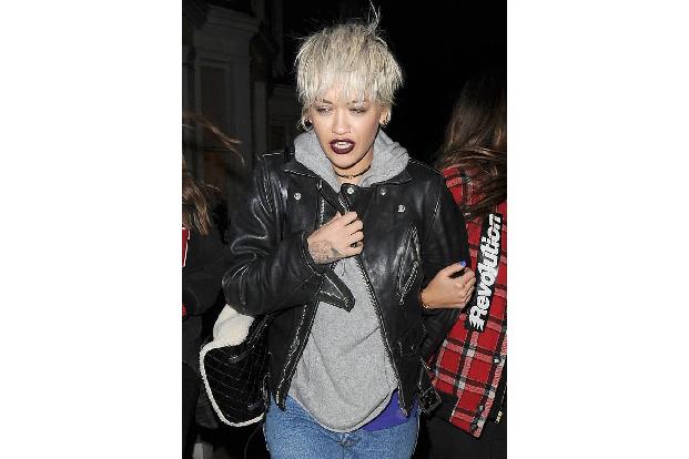 ...Lippen schminkte sie sich mit einem dunklen Beerenton - ein rundum gelungenes Styling. Rita ist ja auch dafür bekannt, in...