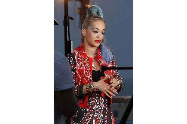 ...färbte sich die 25-jährige Sängerin die Matte auch schon hellblau. Und wenn sie sich denn mal gar nicht für nur eine Farb...