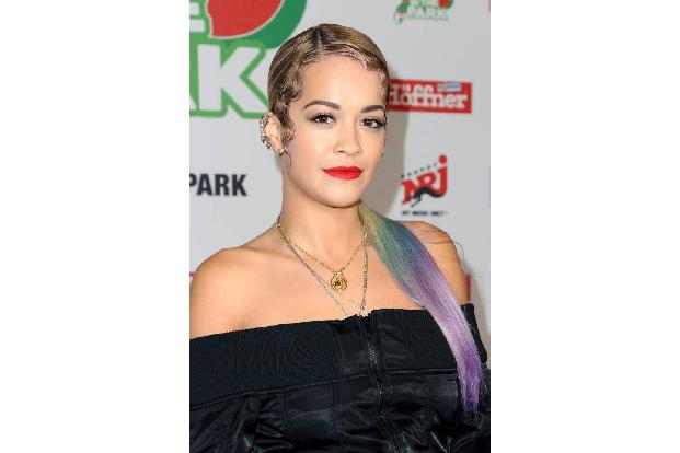 ...sie ihrer Mähne ganz einfach gleich mehrere Nuancen. Tja, Rita Ora hat eben eine Menge Spaß daran, verschiedene Dinge mit...