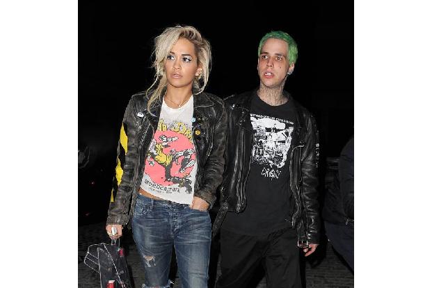 ...unzählige Tattoos. Vom Styling passte der 25-Jährige allemal besser zur 