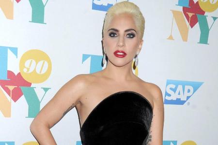 Mit der blonden Mähne und dem roten Lippenstift erinnerte Lady Gaga an Marilyn Monroe Mit der blonden Mähne und dem roten Lippenstift erinnerte Lady Gaga an Marilyn Monroe