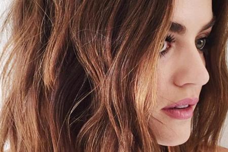 Natürlichkeit statt Illusion: Beim Styling setzte Lucy Hale auf einen lässigen Look