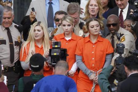 ...alle von ihrer besten Seite zeigen und die orangen Gefängnisanzüge im Schrank lassen. Obwohl Abigail Breslin, Billie Lour...