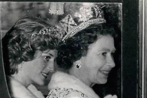 Hätte die Queen Lady Di retten können?