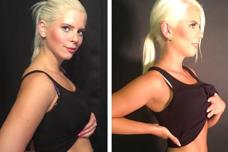 Stolz zeigt die Blondine ihren durchtrainierten Bauch