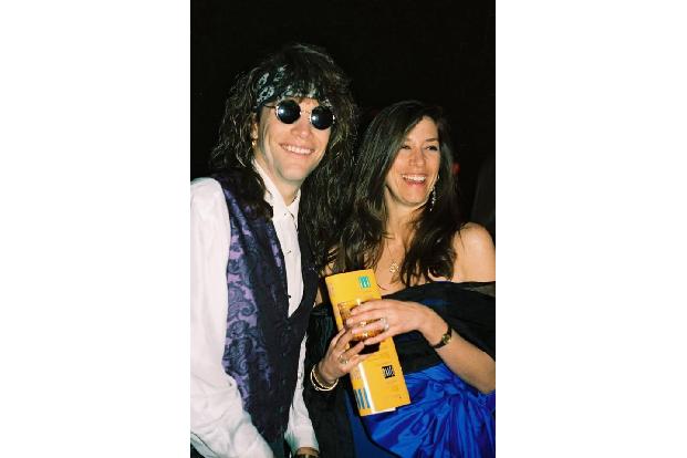 ...zueinander, im Jahr 1989 wurde auch geheiratet! Ob sie nachsichtig ist mit seinem wilden Rockerleben? Oder ist er tatsäch...