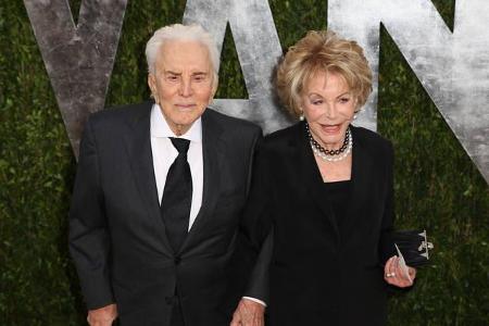 ...gibt es ein Paar, das wohl keiner so schnell überholen wird. Kirk Douglas und seine deutsche Frau Anne Buydens sind nämli...