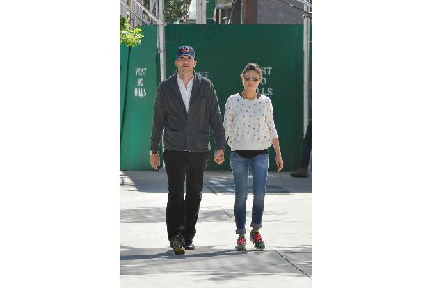 ...aber erstmal die aktuellen Frischvermählten beglückwünscht werden. Allen voran Ashton und seine Mila. Hoffentlich hält di...