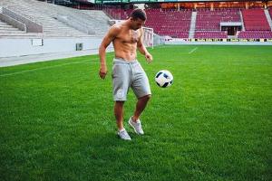 Lukas Podolski: Sexy Sixpack-Grüße für Rihanna