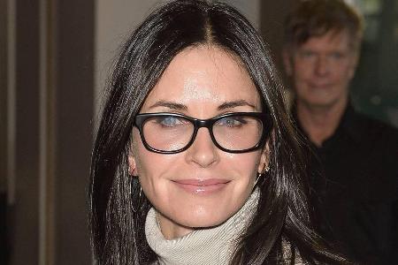 Courteney Cox betonte Augenbrauen passen hervorragend zu ihrem Brillengestell Courteney Cox betonte Augenbrauen passen hervorragend zu ihrem Brillengestell