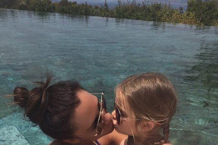 Victoria und Harper beim Plantschen