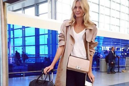Trenchcoat, T-Shirt, Jeans: Drei Basic-Teile, die perfekt zum Reisen geeignet sind