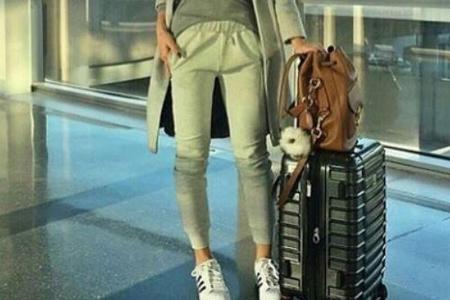 Eine lockere Hose und Sneaker sind die ideale Wahl für alle, die es bequem und sportlich mögen