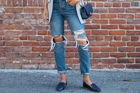 Edlen Leder-Slippern kann man mit einer coolen Boyfriend-Jeans im Nu einen modernen Touch verpassen