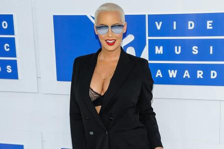Klassisch im schwarzen Hosenanzug präsentierte sich Amber Rose. Ein tiefer Ausschnitt, der den Blick auf ihren BH freigab, w...