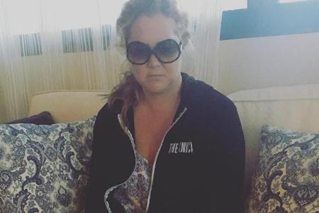 Amy Schumer passt in ihrem weiß-blauen Sommerkleidchen perfekt zur Einrichtung Amy Schumer passt in ihrem weiß-blauen Sommerkleidchen perfekt zur Einrichtung