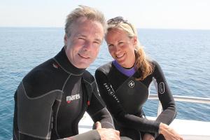 "Im Einsatz für Delfine": Hannes Jaenicke (l.) taucht mit Delfin-Forscherin Angela Ziltener (r.) im Roten Meer bei Hurghada