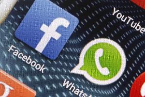 WhatsApp will Handynummern an Facebook weitergeben