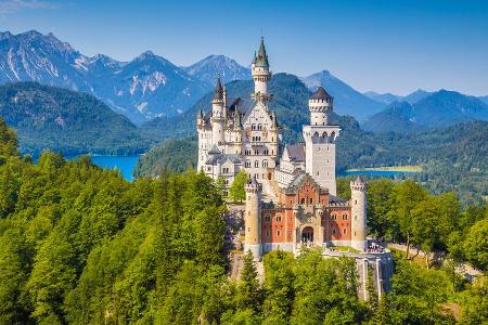 Das im 19. Jahrhundert erbaute Schloss Neuschwanstein gehört zu den größten Sehenswürdigkeiten Deutschlands