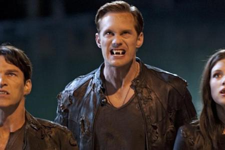 Skarsgard als Vampir Eric (M.) neben Stephen Moyer (Vampir Bill, l.) und Lucy Griffiths (Vampir Nora, r.) in der fünften Sta...