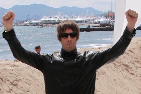 Liam Gallagher hat durchaus Grund zu jubeln - der frühere Oasis-Star hat einen neuen Plattenvertrag unterschrieben Liam Gallagher hat durchaus Grund zu jubeln - der frühere Oasis-Star hat einen neuen Plattenvertrag unterschrieben