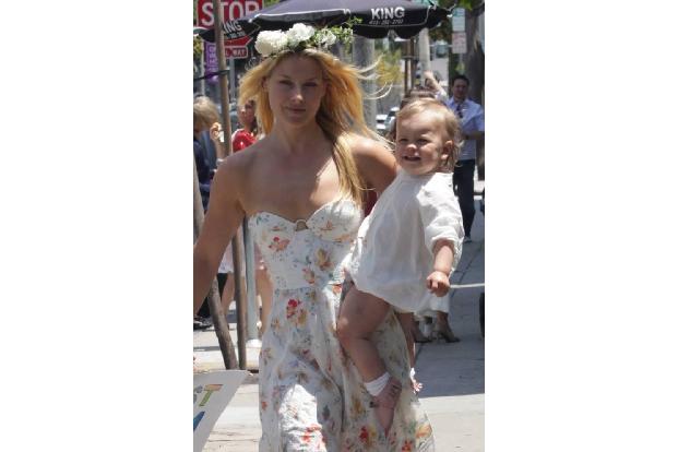 ...Schauspielerin Ali Larter stattete Jessica Biels Etablissement einen Besuch ab - natürlich gefolgt von ihrer kleinen Toch...