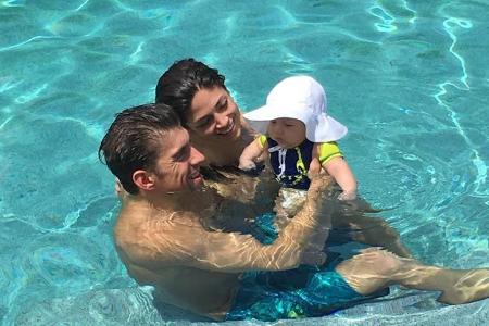 Plantschen natürlich am liebsten im eigenen Pool: Michael Phelps, seine Verlobte Nicole Johnson und Söhnchen Boomer Plantschen natürlich am liebsten im eigenen Pool: Michael Phelps, seine Verlobte Nicole Johnson und Söhnchen Boomer