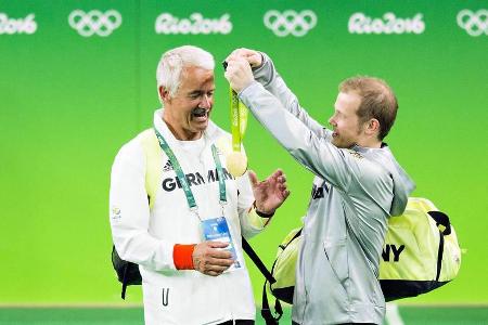Diese Geste sagt alles: Fabian Hambüchen hängt seinem Vater Wolfgang die Goldmedaille um