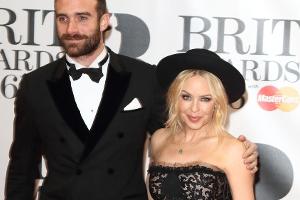Joshua Sasse über Kylie Minogue: "Magie, Spannung, Freude und Sex"