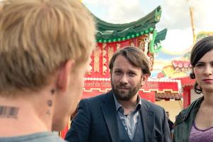 "Tatort: Der Irre Iwan": Kongo (Pit Bukowski,l.) wird von Lessing (Christian Ulmen) und Kira Dorn (Nora Tschirner) befragt