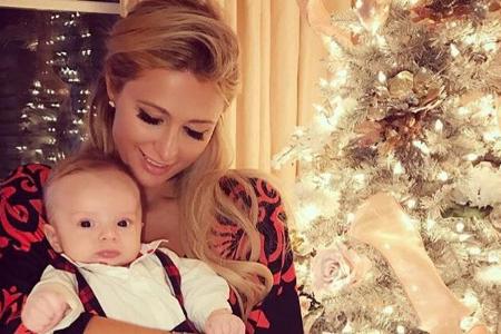 Paris Hilton posiert mit Nicht Lily Grace vor dem Weihnachtsbaum Paris Hilton posiert mit Nicht Lily Grace vor dem Weihnachtsbaum