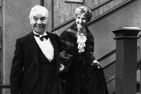 Butler James (Freddie Frinton) und Miss Sophie (May Warden) sorgen jedes Jahr an Silvester für Gelächter