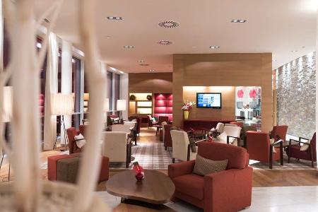 Der Natur verbunden: Die Hotellobby im TAUERN SPA