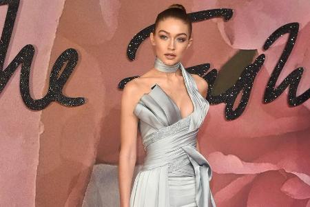 Gigi Hadid trug bei den Fashion Awards eine silberne Kleid-Hosen-Kombination von Donatella Versace