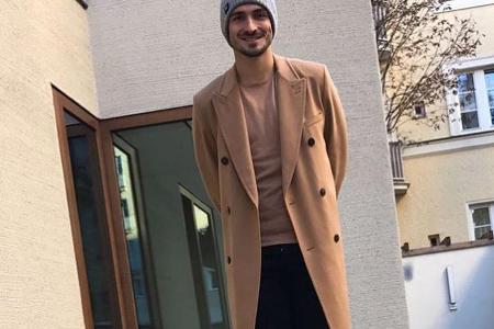 Mats Hummels und sein Labrador Coco gehen farblich abgestimmt Gassi Mats Hummels und sein Labrador Coco gehen farblich abgestimmt Gassi
