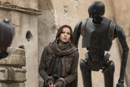 Jyn Erso (Felicity Jones) und der Droide K-2SO (Alan Tudyk) in Jyn Erso (Felicity Jones) und der Droide K-2SO (Alan Tudyk) in