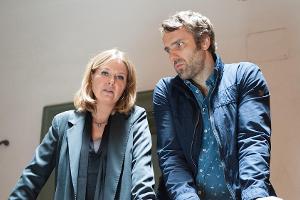 "Die Chefin: Ein ehrenwertes Haus": Vera Lanz (Katharina Böhm) und Jan Trompeter (Stefan Rudolf) befragen die Bewohner