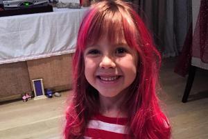 Pinks Tochter präsentiert ihre pinken Haare