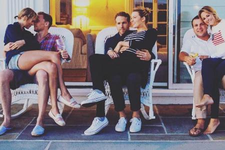 Taylor Swift und Tom Hiddleston (l.) kuschelten einst selig neben Ryan Reynolds und Blake Lively (Mitte) Taylor Swift und Tom Hiddleston (l.) kuschelten einst selig neben Ryan Reynolds und Blake Lively (Mitte)